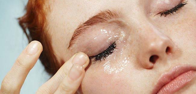Cải thiện và chăm sóc phần da dưới mắt.