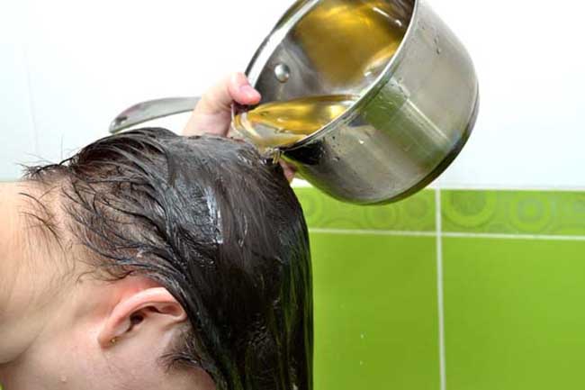 Dầu gội tự nhiên sử dụng các chiết xuất thực vật, tinh dầu và các thành phần tự nhiên để làm sạch tóc