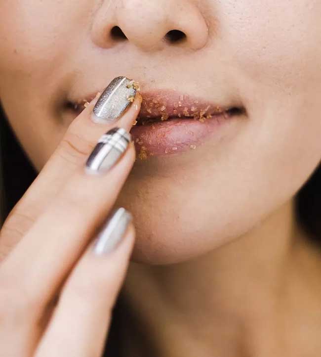 Tẩy da chết cho môi trước các bước kem dưỡng giúp mang lại hiệu quả.