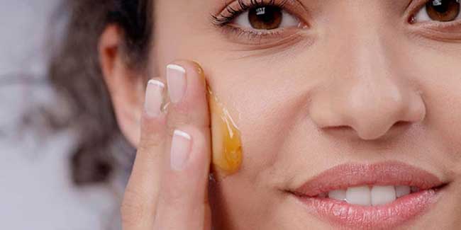 Xoa mặt với dầu Olive có thể loại bỏ dầu và hóa chất hiệu quả, để da mặt không bị bào mòn.