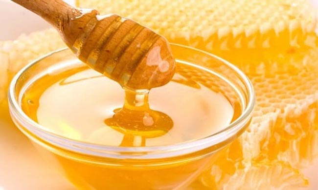 Dùng mật ong sản phẩm trị thâm môi tuyệt vời